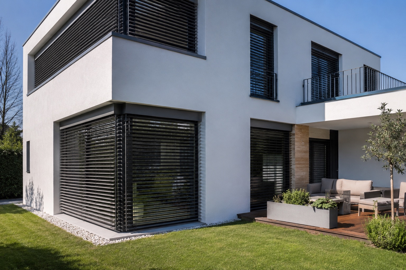 Modernes Haus mit Aluminium-Außenjalousien vor den Fenstern